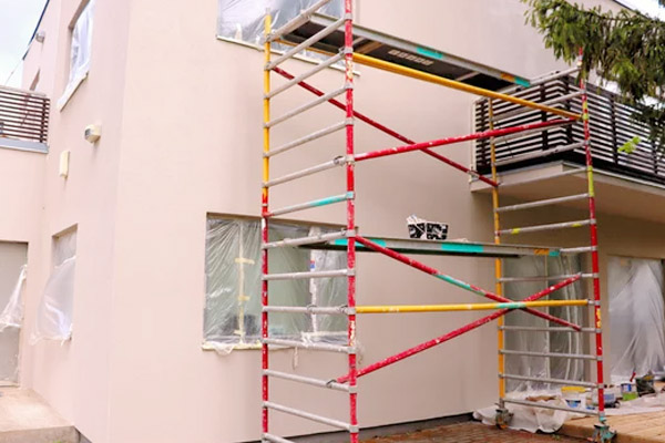 Échafaudage mis en place pour un ravalement complet de façade